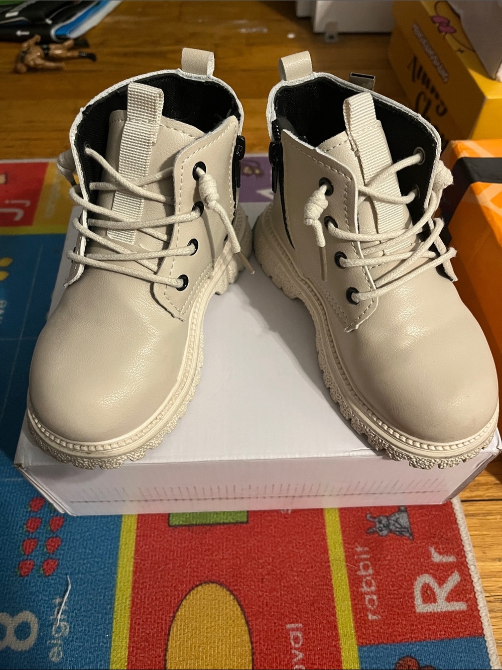 Stylish boots - Picture 7 of 9